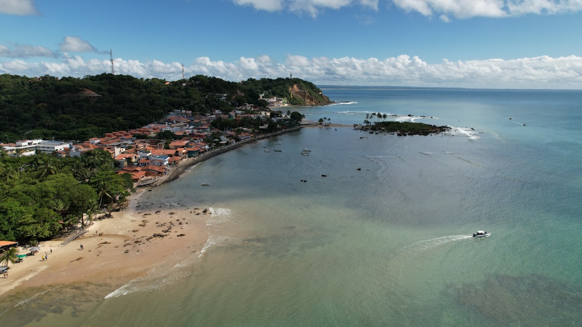 Vila costeira com casas de frente para o mar na Bahia